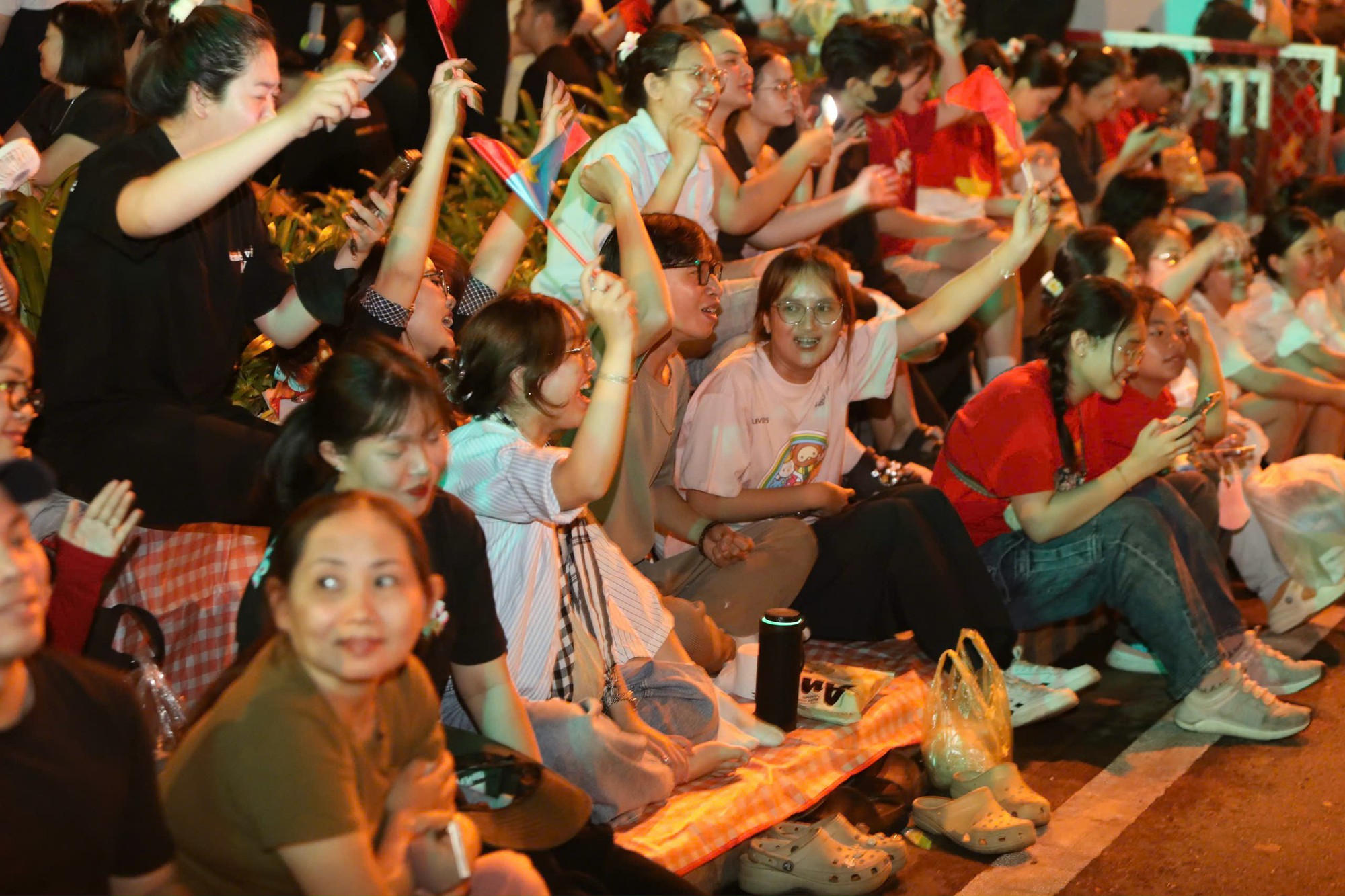 Ngủ lại đường phố, chờ xem tổng duyệt sáng nay 27-4 - Ảnh 3.