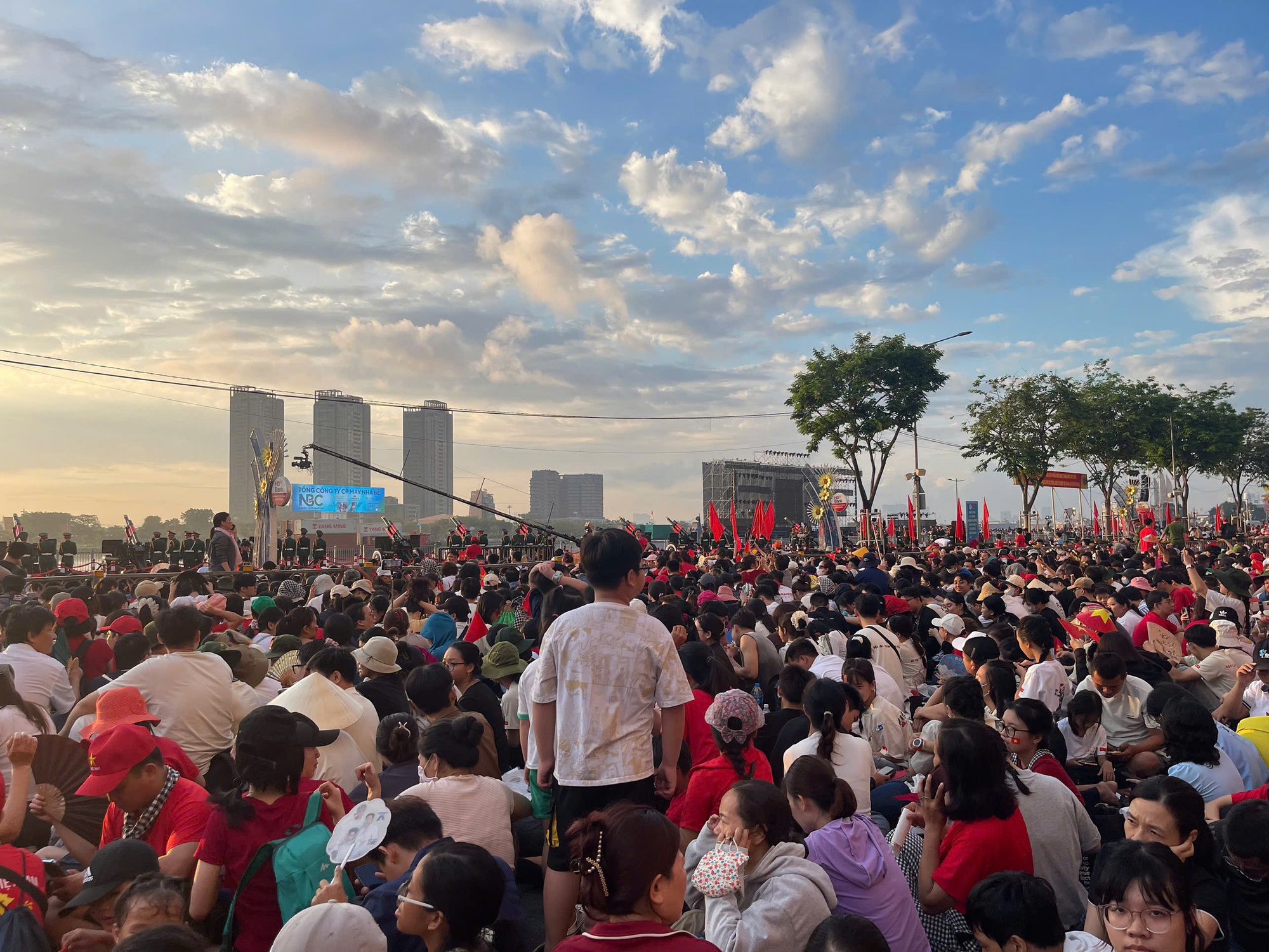 Ngủ lại đường phố, chờ xem tổng duyệt sáng nay 27-4 - Ảnh 2.