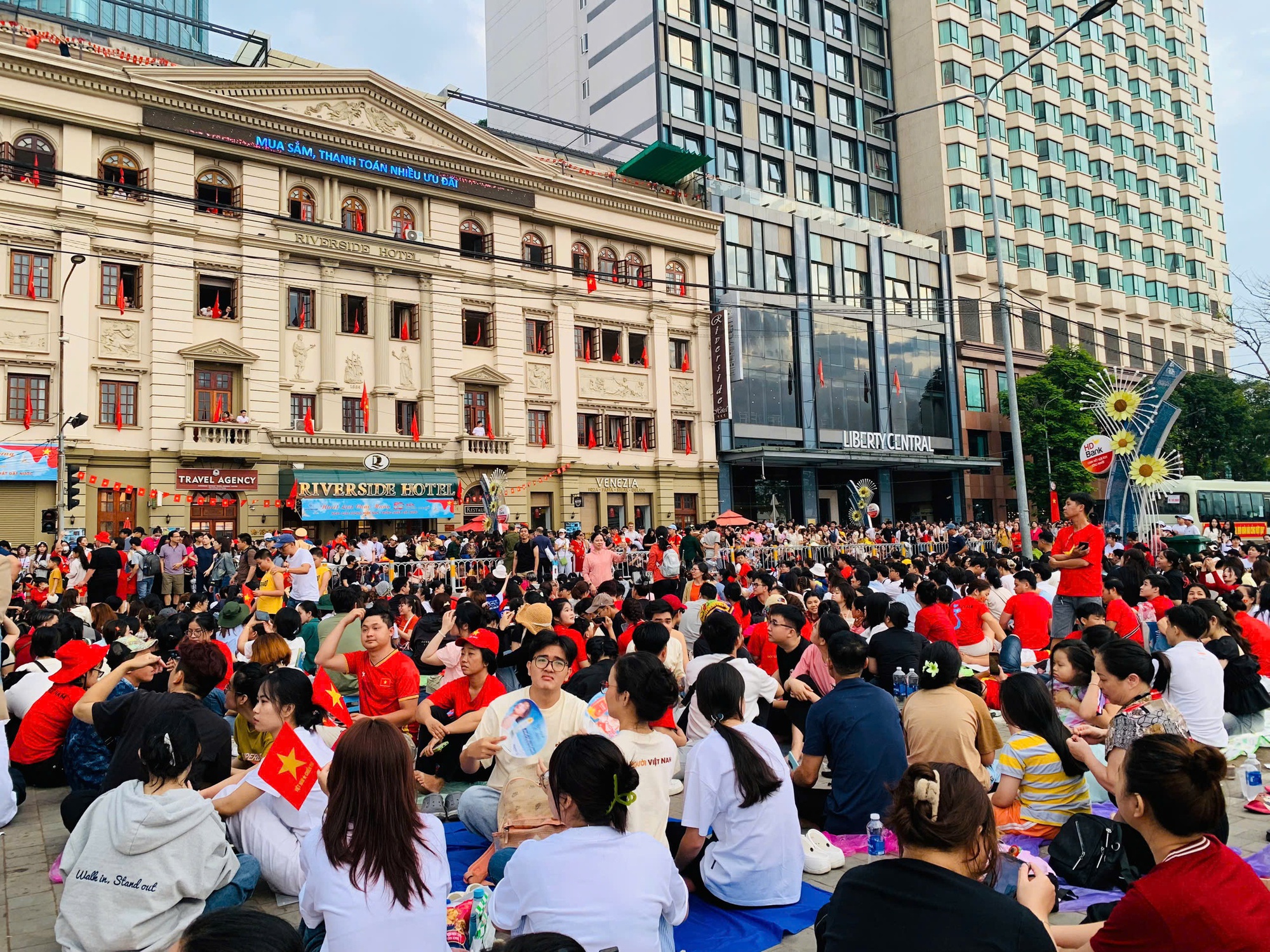 Ngủ lại đường phố, chờ xem tổng duyệt sáng nay 27-4 - Ảnh 1.