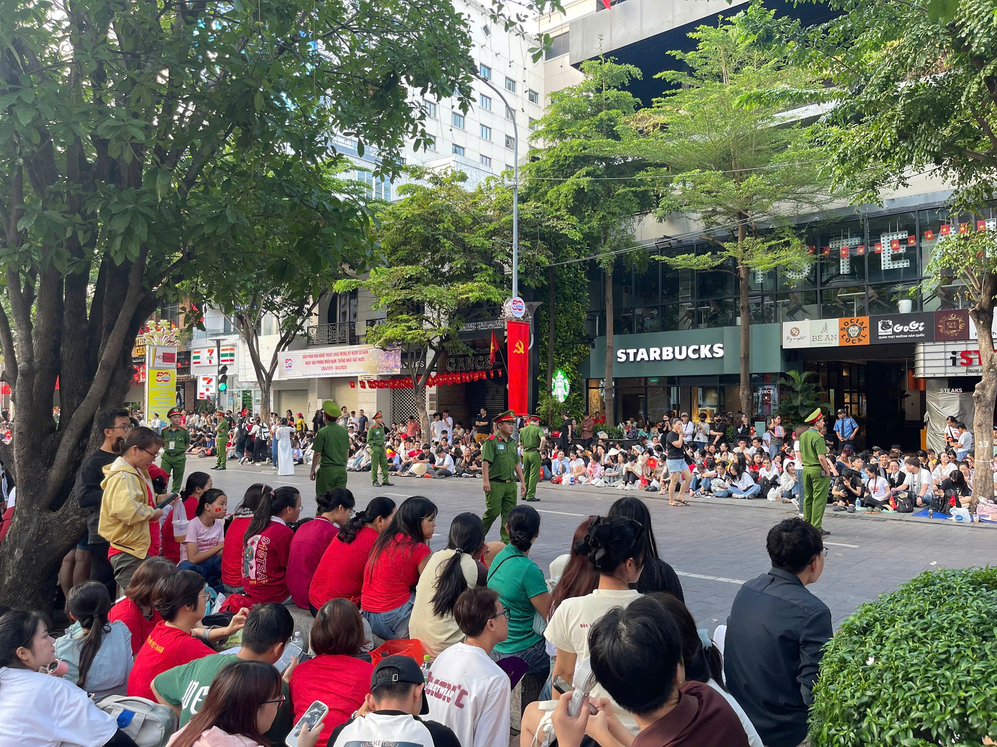 Ngủ lại đường phố, chờ xem tổng duyệt sáng nay 27-4 - Ảnh 1.