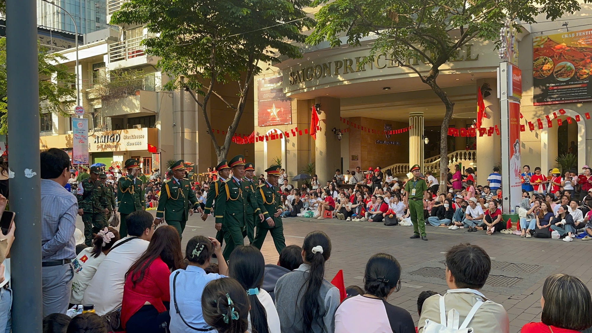 Ngủ lại đường phố, chờ xem tổng duyệt sáng nay 27-4 - Ảnh 2.