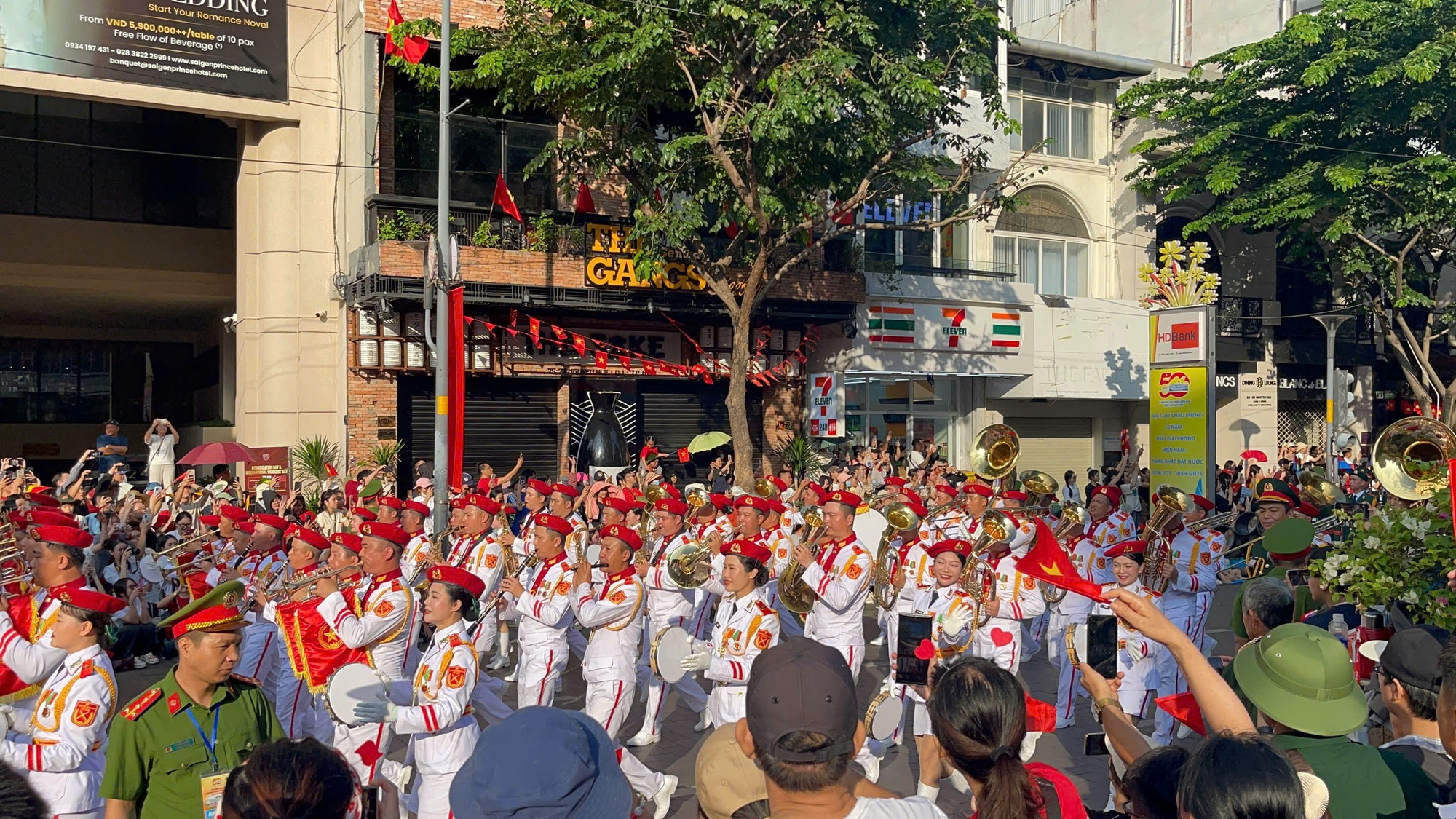 Ngủ lại đường phố, chờ xem tổng duyệt sáng nay 27-4 - Ảnh 1.