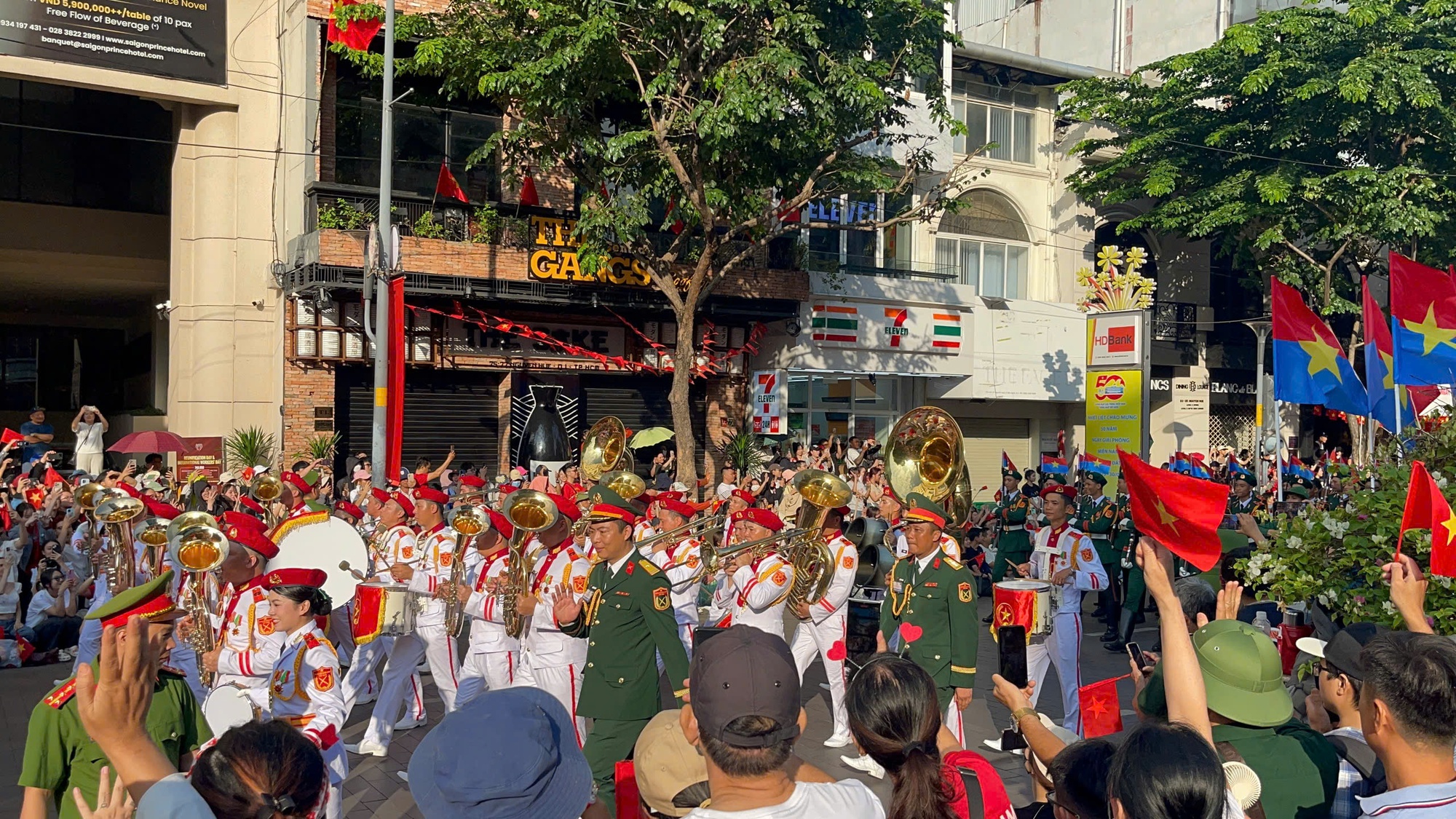 Ngủ lại đường phố, chờ xem tổng duyệt sáng nay 27-4 - Ảnh 2.