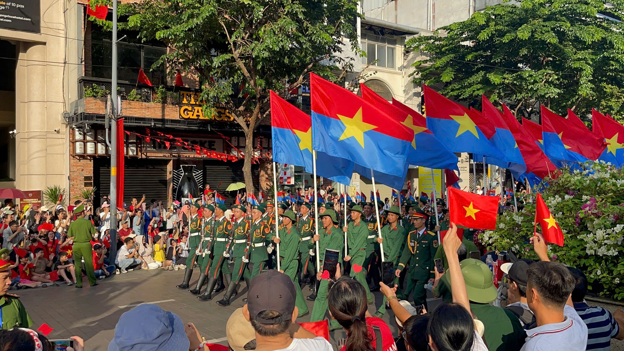 Ngủ lại đường phố, chờ xem tổng duyệt sáng nay 27-4 - Ảnh 3.