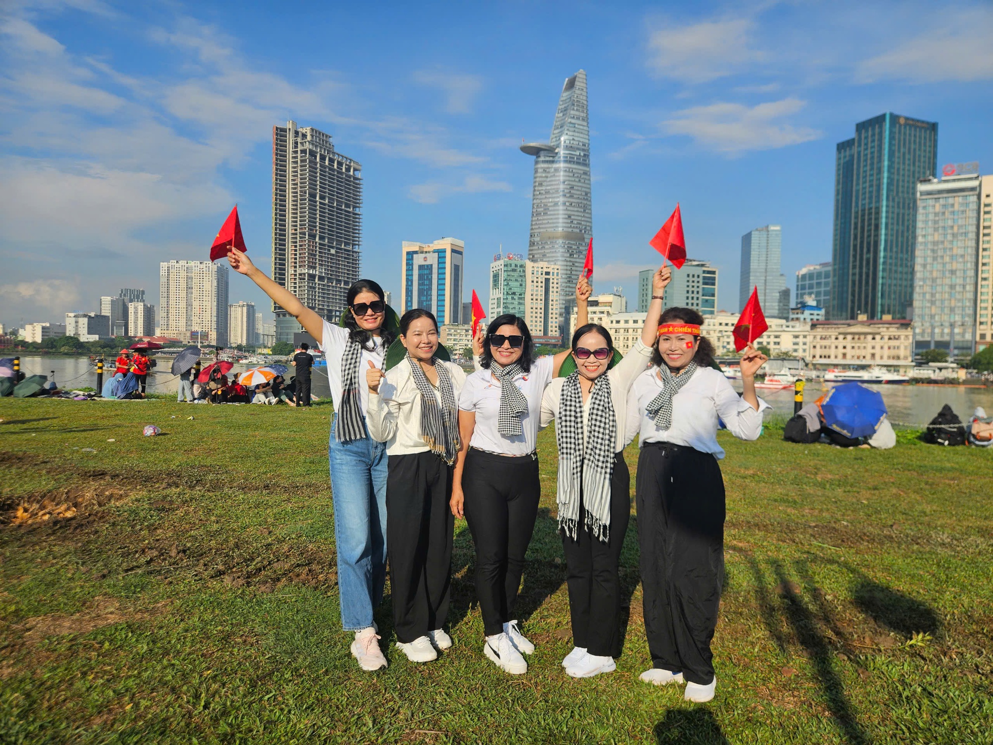 Kiên nhẫn đội nắng chờ đoàn diễu binh qua phố đi bộ - Ảnh 1.