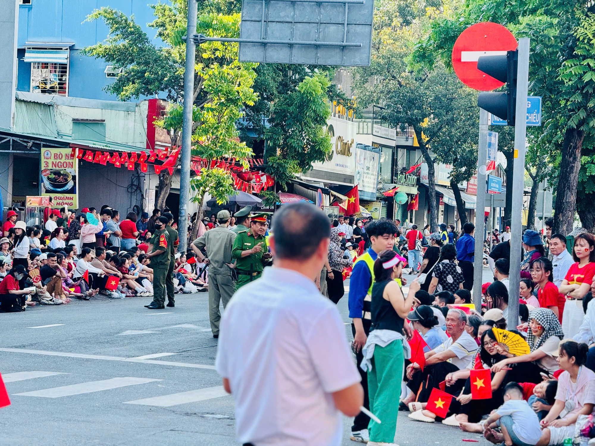 Kiên nhẫn đội nắng chờ đoàn diễu binh qua phố đi bộ - Ảnh 3.