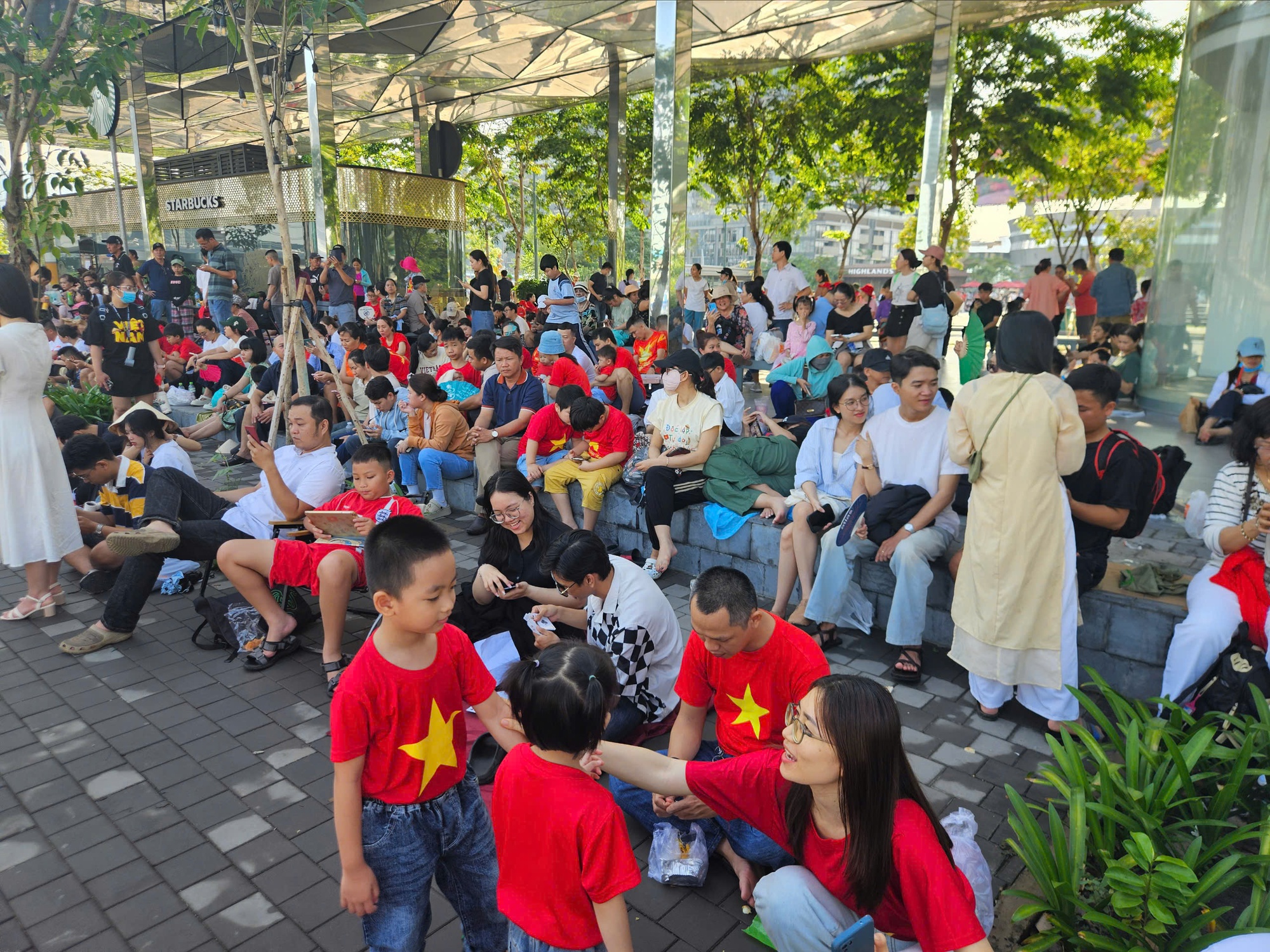 Kiên nhẫn đội nắng chờ đoàn diễu binh qua phố đi bộ - Ảnh 2.