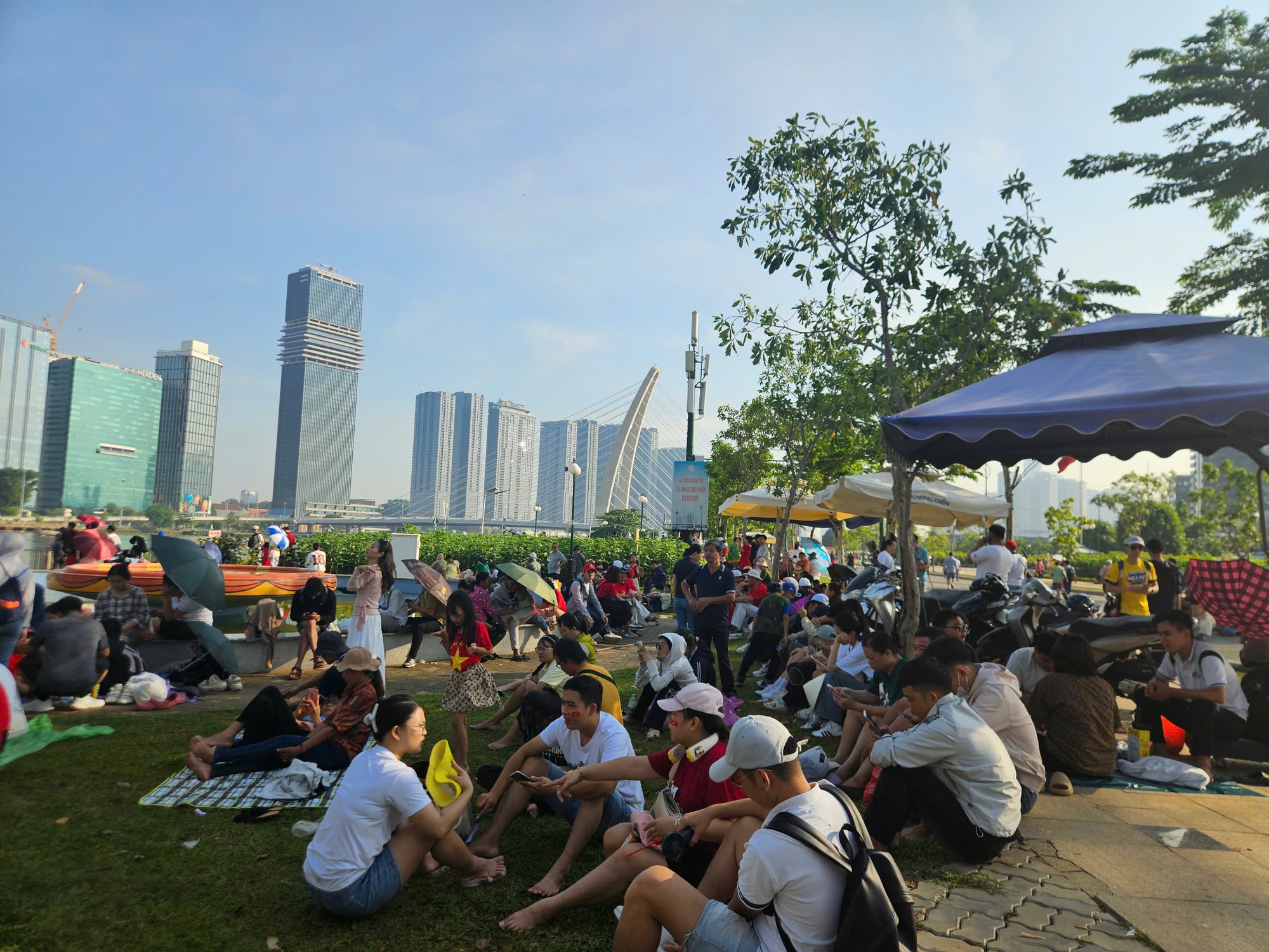 Kiên nhẫn đội nắng chờ đoàn diễu binh qua phố đi bộ - Ảnh 3.