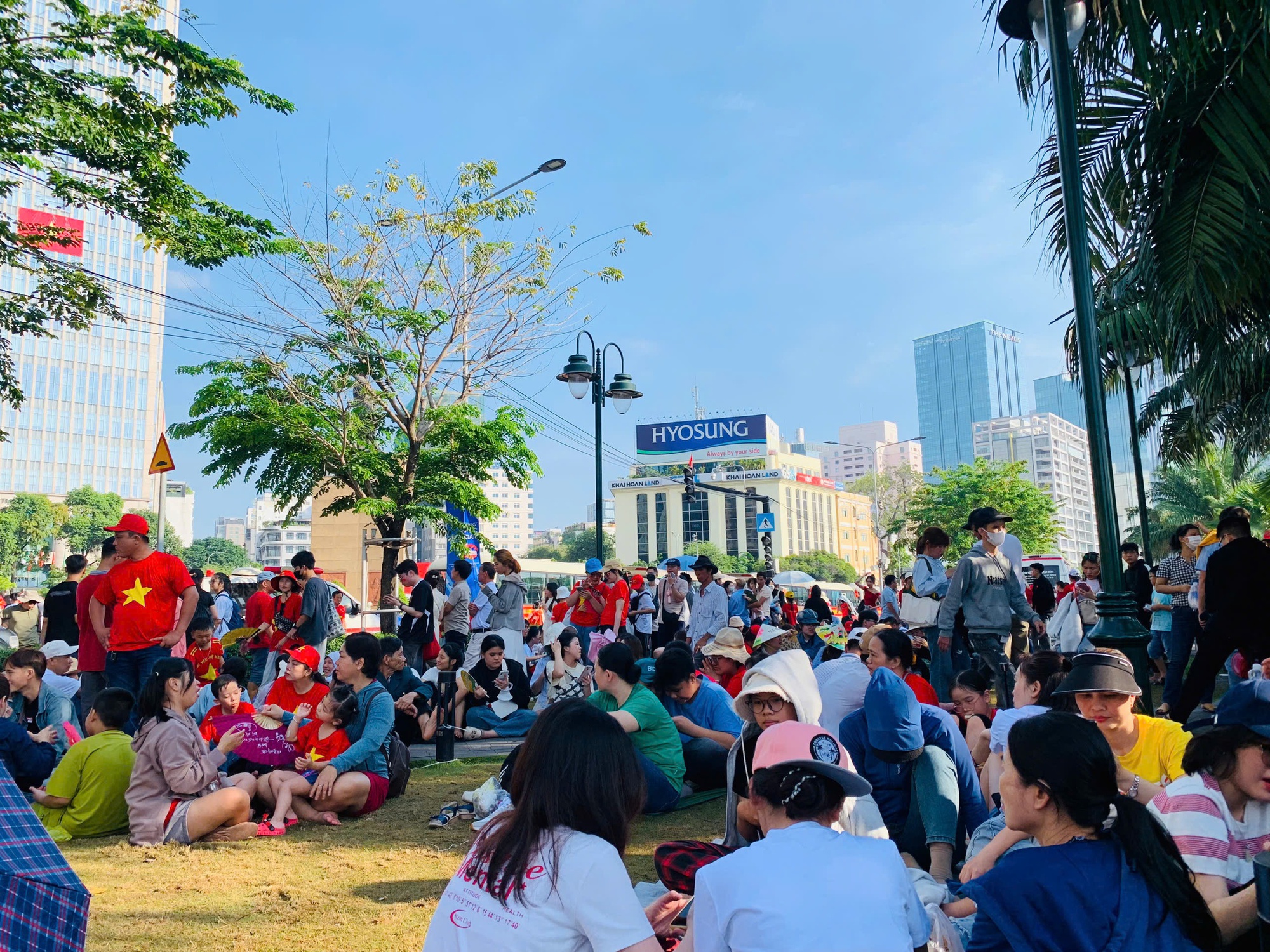 Kiên nhẫn đội nắng chờ đoàn diễu binh qua phố đi bộ - Ảnh 2.