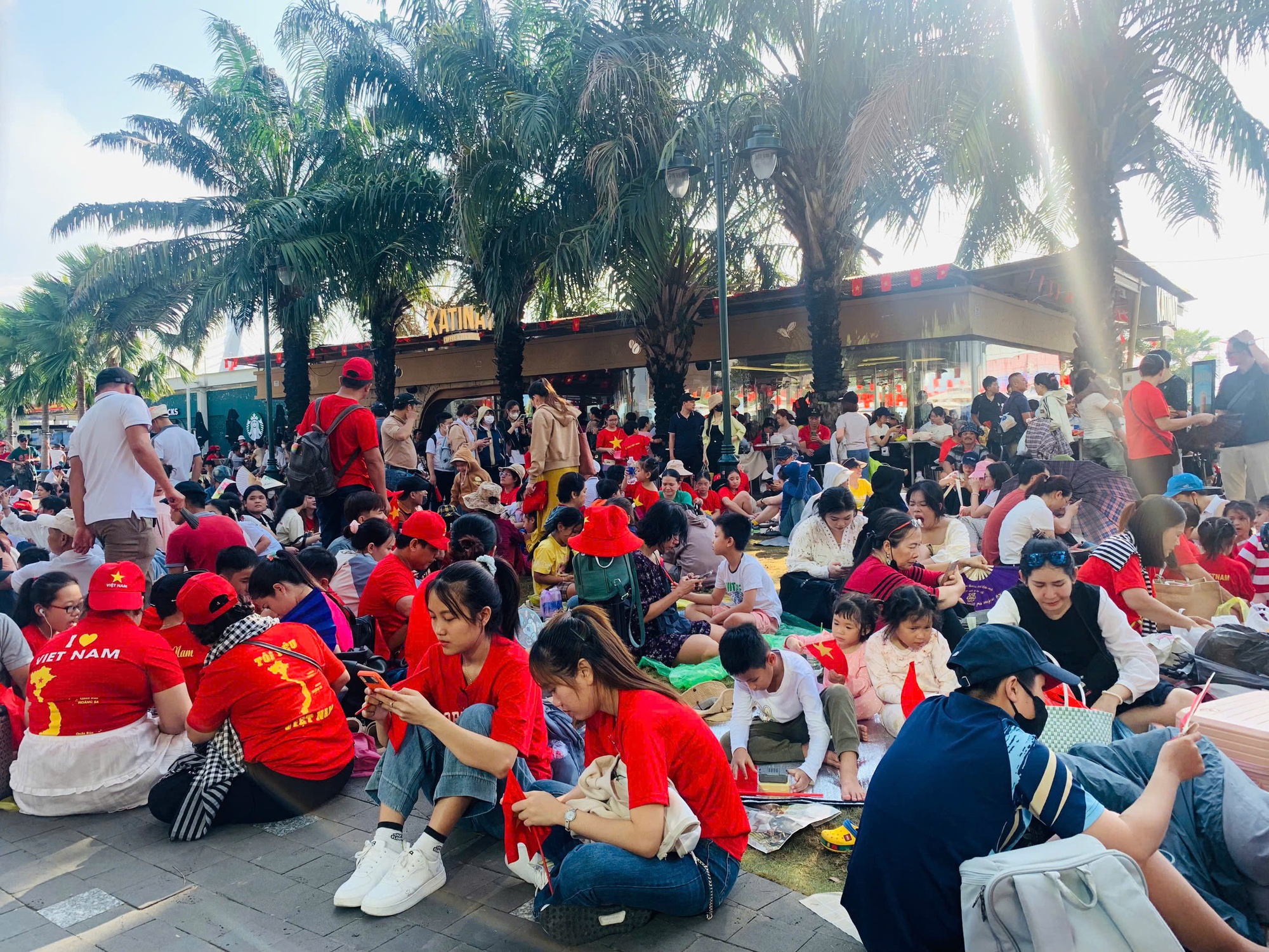 Kiên nhẫn đội nắng chờ đoàn diễu binh qua phố đi bộ - Ảnh 1.