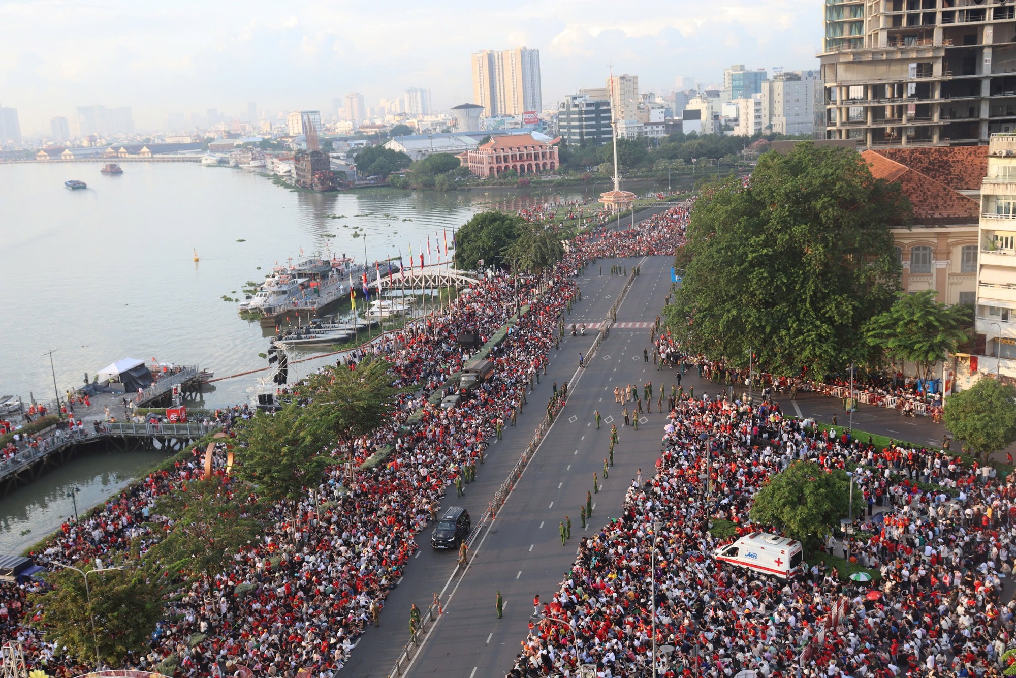 Kiên nhẫn đội nắng chờ đoàn diễu binh qua phố đi bộ - Ảnh 1.