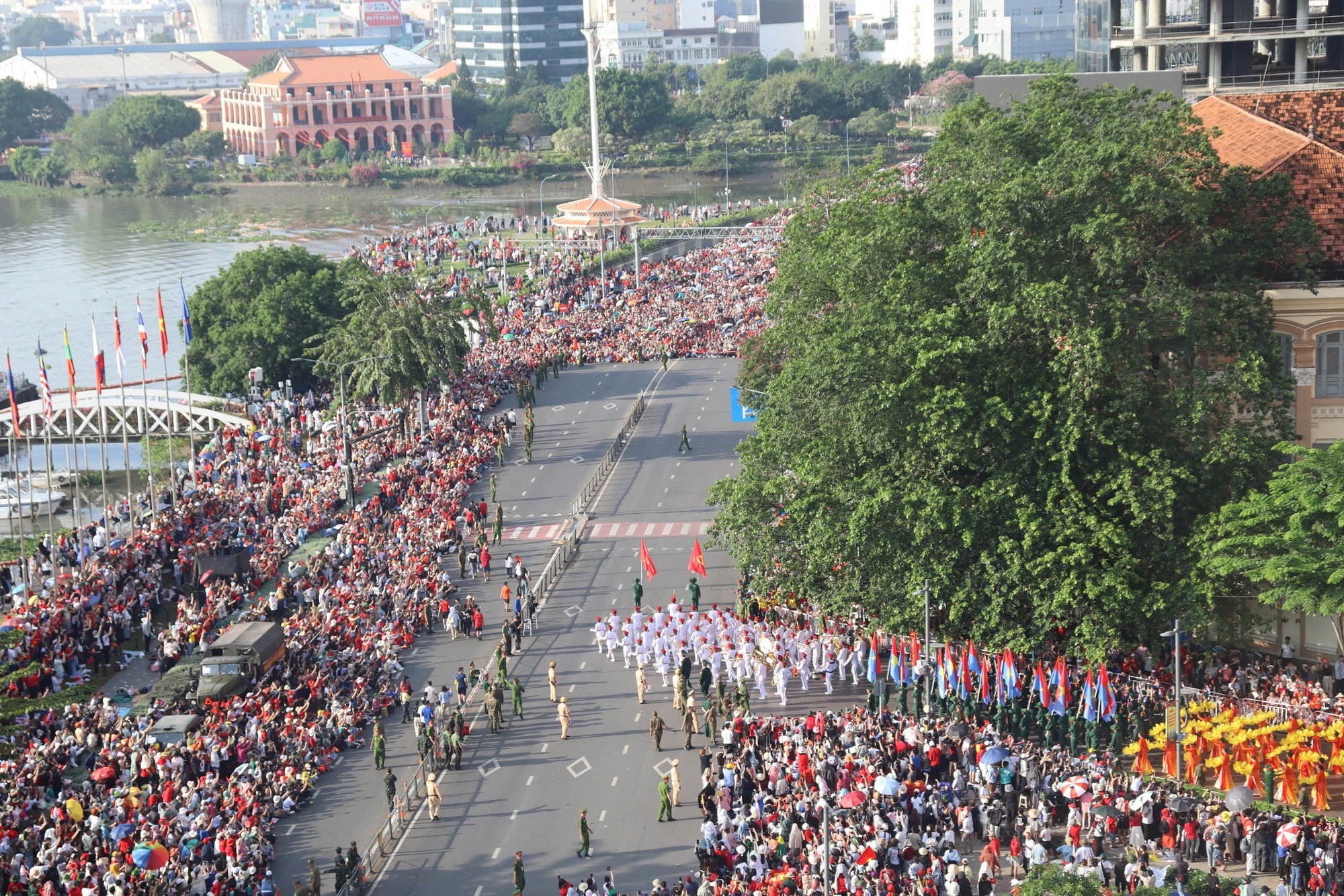 Kiên nhẫn đội nắng chờ đoàn diễu binh qua phố đi bộ - Ảnh 2.