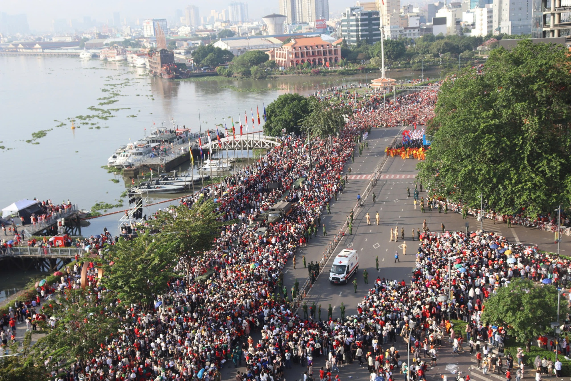 Kiên nhẫn đội nắng chờ đoàn diễu binh qua phố đi bộ - Ảnh 3.