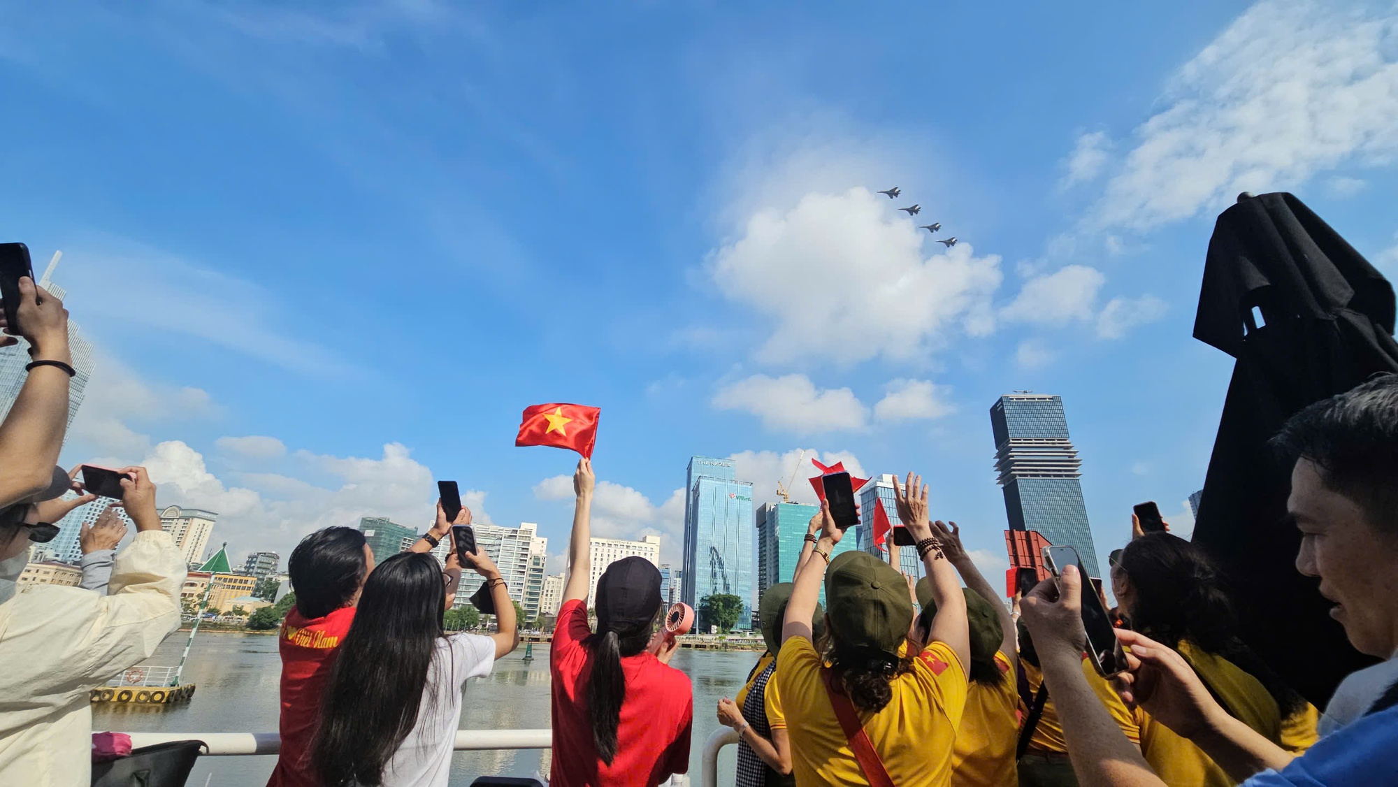 Mãn nhãn với màn trình diễn máy bay tuyệt vời của Không quân Việt Nam - Ảnh 1.