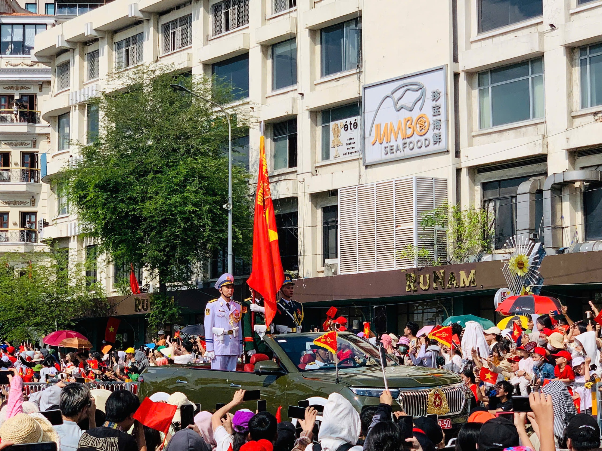 Người dân reo vang đón đoàn diễu binh, diễu hành tiến qua phố đi bộ Nguyễn Huệ - Ảnh 1.