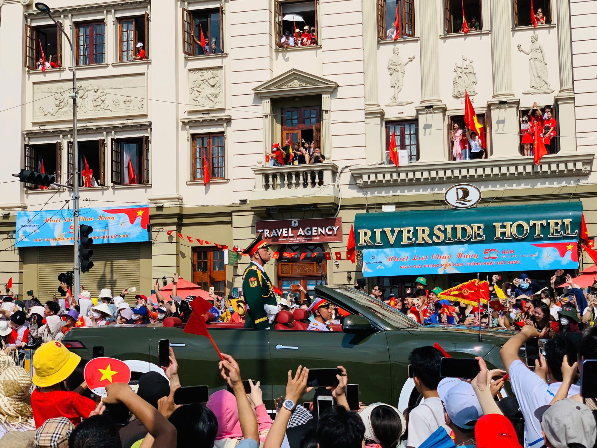 Người dân reo vang đón đoàn diễu binh, diễu hành tiến qua phố đi bộ Nguyễn Huệ - Ảnh 2.