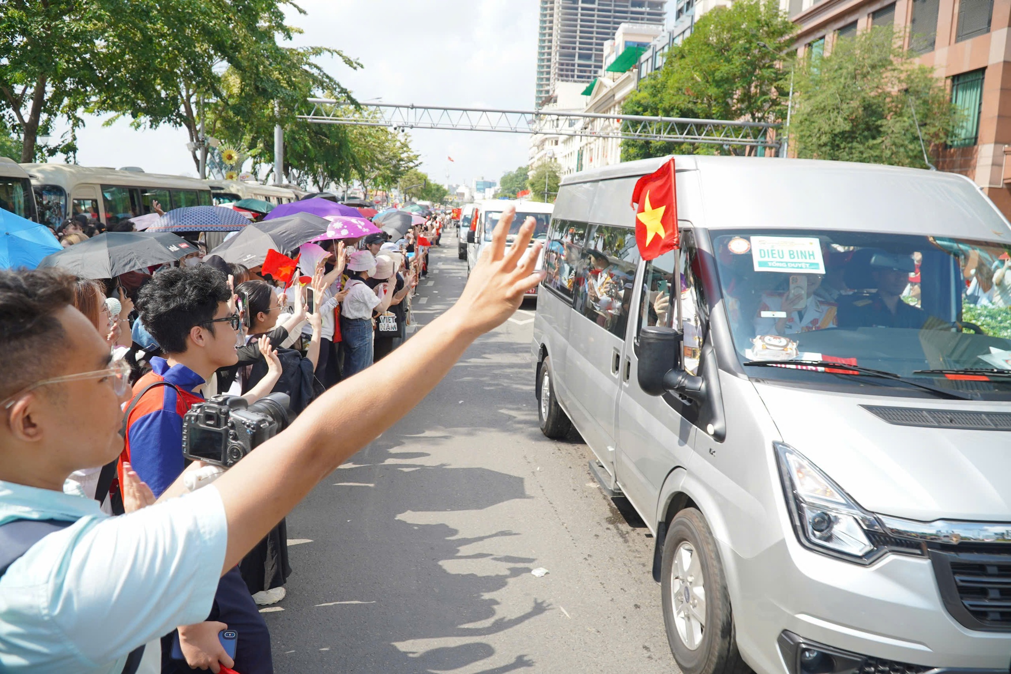Người dân reo vang đón đoàn diễu binh, diễu hành tiến qua phố đi bộ Nguyễn Huệ - Ảnh 3.