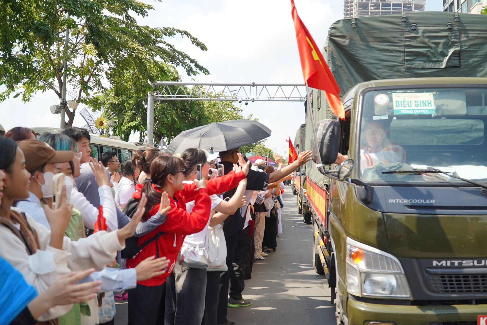 Người dân reo vang đón đoàn diễu binh, diễu hành tiến qua phố đi bộ Nguyễn Huệ - Ảnh 4.
