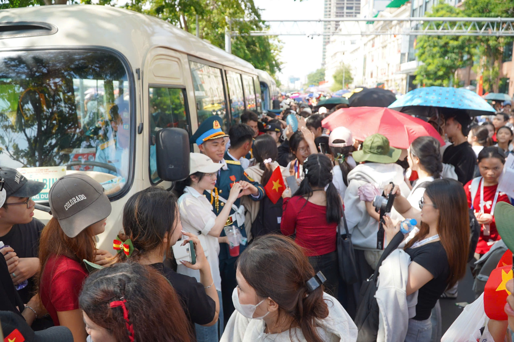 Người dân reo vang đón đoàn diễu binh, diễu hành tiến qua phố đi bộ Nguyễn Huệ - Ảnh 5.