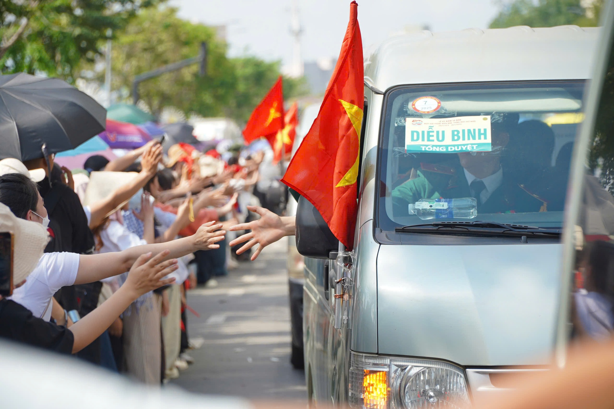 Người dân reo vang đón đoàn diễu binh, diễu hành tiến qua phố đi bộ Nguyễn Huệ - Ảnh 6.