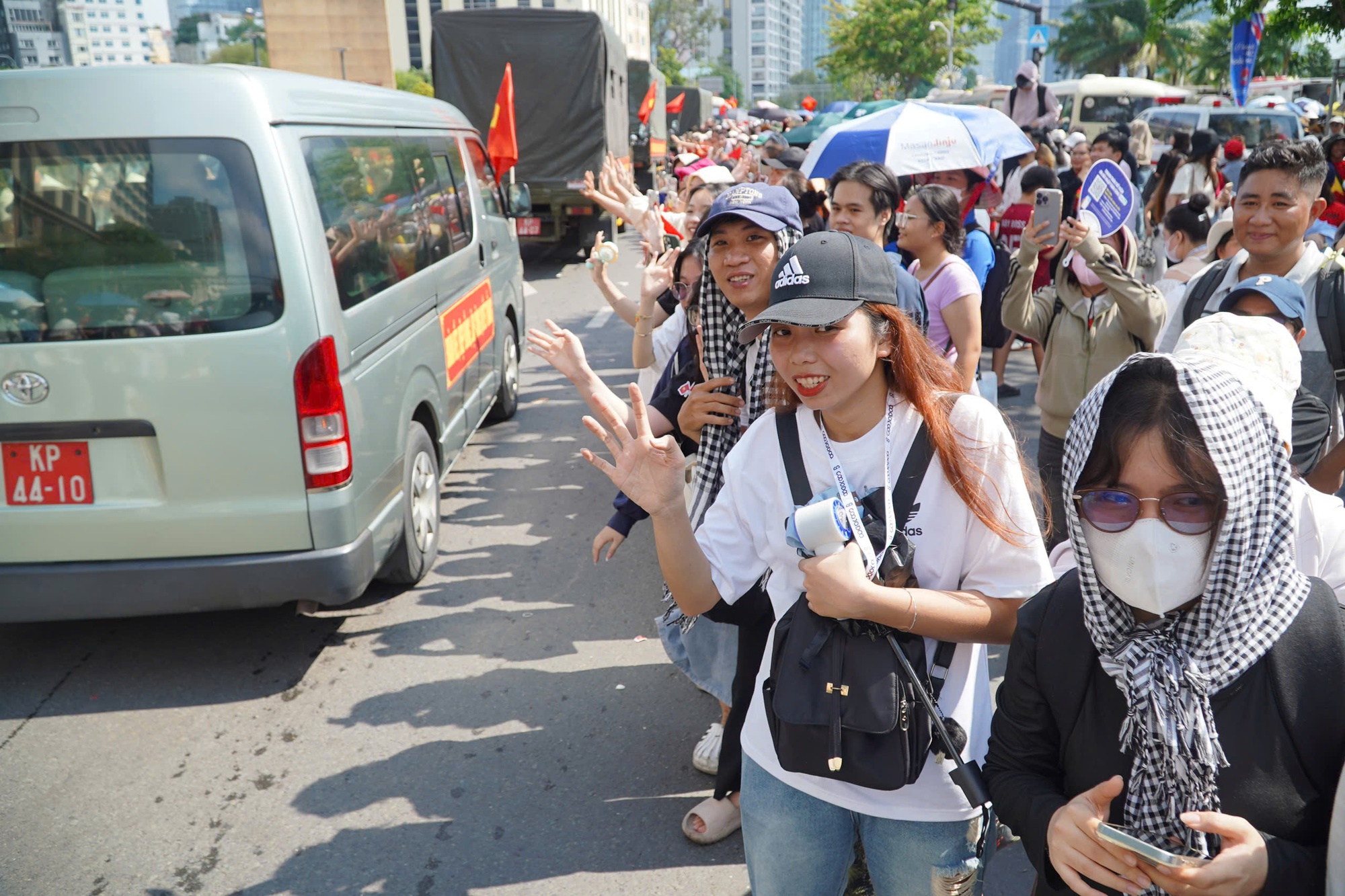 Người dân reo vang đón đoàn diễu binh, diễu hành tiến qua phố đi bộ Nguyễn Huệ - Ảnh 8.