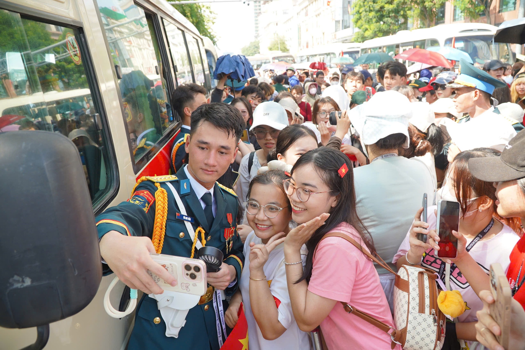 Người dân reo vang đón đoàn diễu binh, diễu hành tiến qua phố đi bộ Nguyễn Huệ - Ảnh 9.