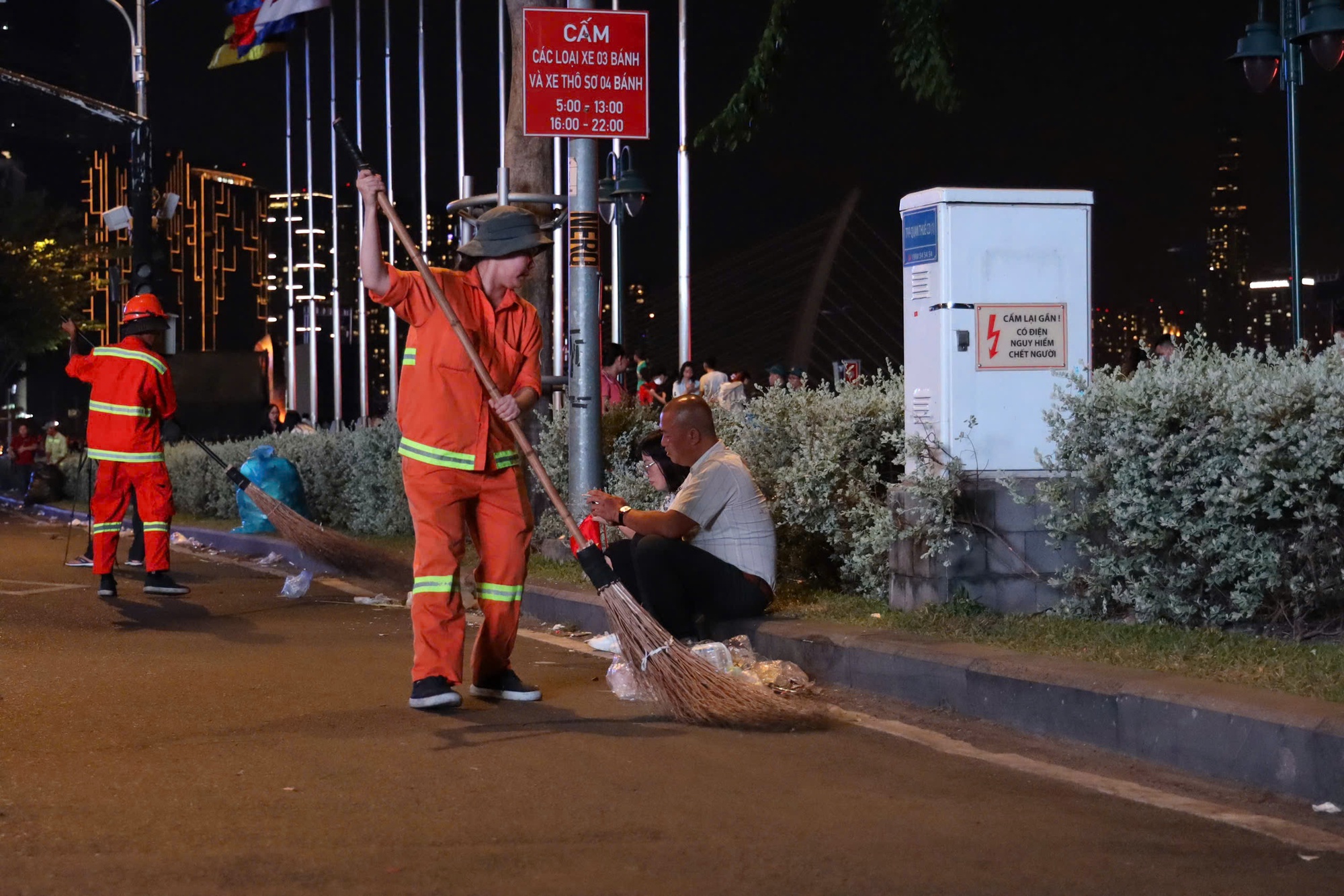 Giữ g&igrave;n TP HCM sạch đẹp l&agrave; m&oacute;n qu&agrave; &yacute; nghĩa mừng đại lễ 30-4 - Ảnh 2.