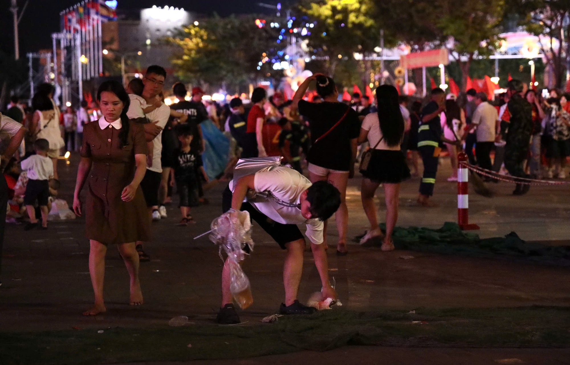 Giữ g&igrave;n TP HCM sạch đẹp l&agrave; m&oacute;n qu&agrave; &yacute; nghĩa mừng đại lễ 30-4 - Ảnh 6.