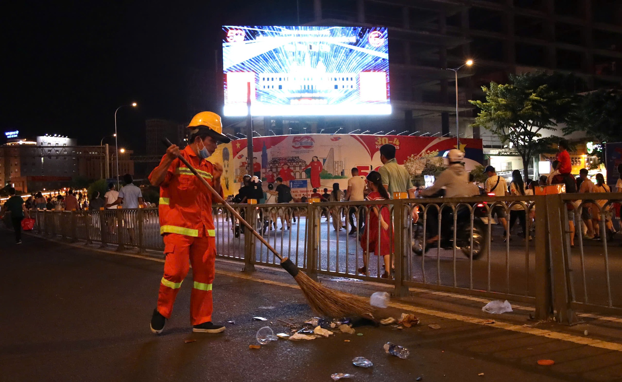 Giữ g&igrave;n TP HCM sạch đẹp l&agrave; m&oacute;n qu&agrave; &yacute; nghĩa mừng đại lễ 30-4 - Ảnh 4.