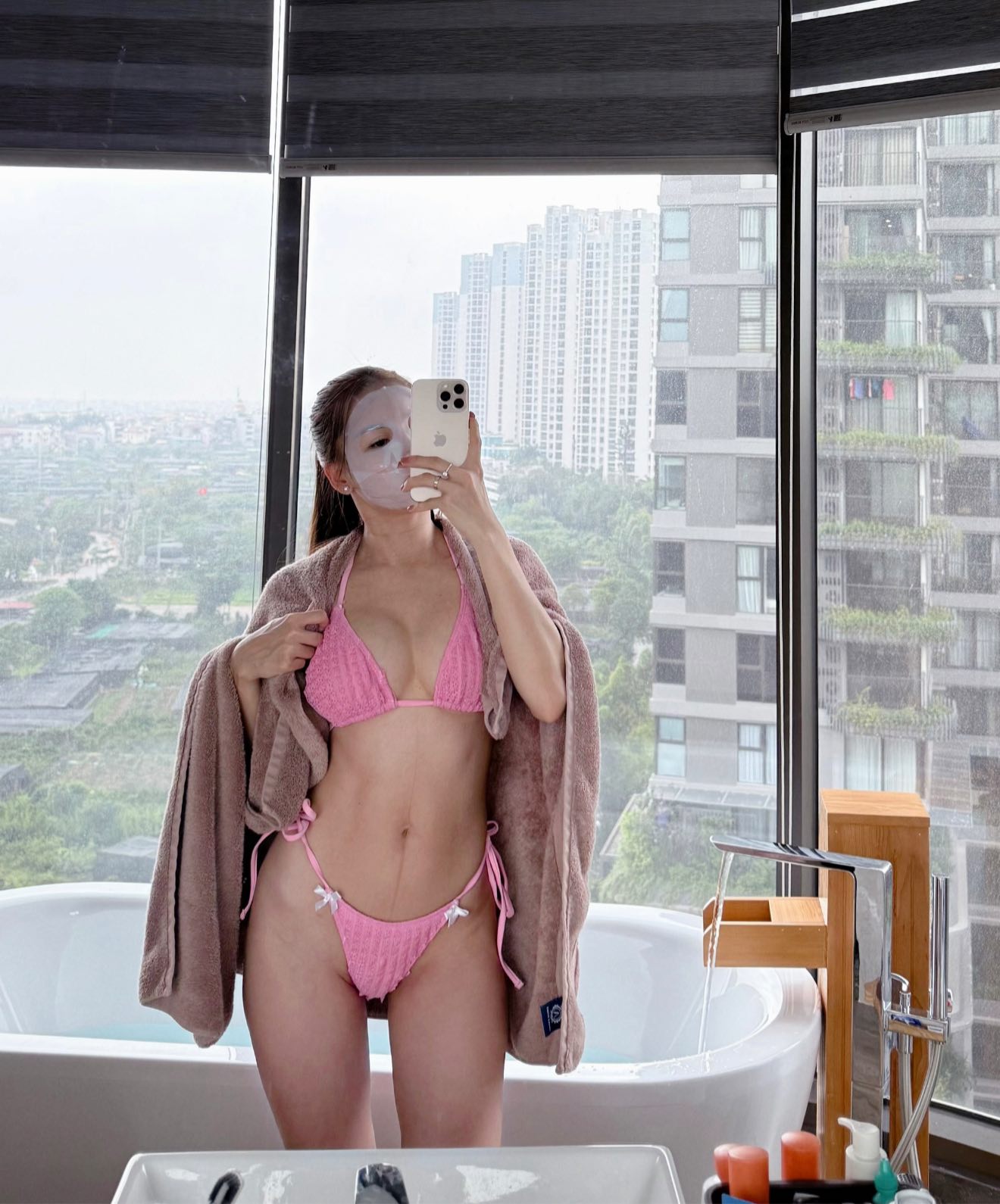 Yến Xuân tự tin diện bikini nóng bỏng sau 2 tháng sinh em bé, vóc dáng khi đi hẹn hò Văn Lâm gây ngỡ ngàng- Ảnh 1. Yến Xuân tự tin diện bikini nóng bỏng sau 2 tháng sinh em bé, vóc dáng khi đi hẹn hò Văn Lâm gây ngỡ ngàng- Ảnh 1.