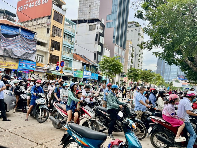 Loạt điểm gửi xe mở 24/24 gần khu diễu binh 30/4: B&atilde;i rộng, an ninh, kh&aacute;ch thỏa sức 