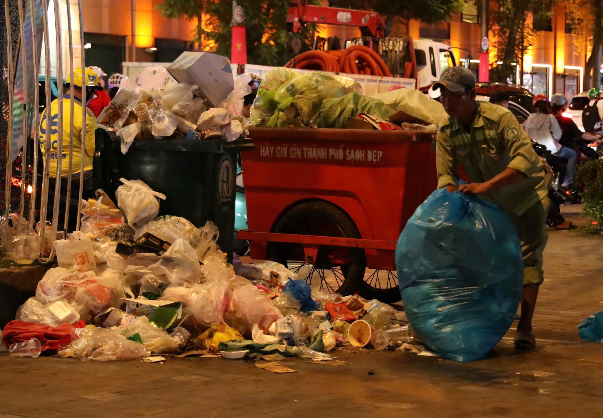 Giữ g&igrave;n TP HCM sạch đẹp l&agrave; m&oacute;n qu&agrave; &yacute; nghĩa mừng đại lễ 30-4 - Ảnh 3.