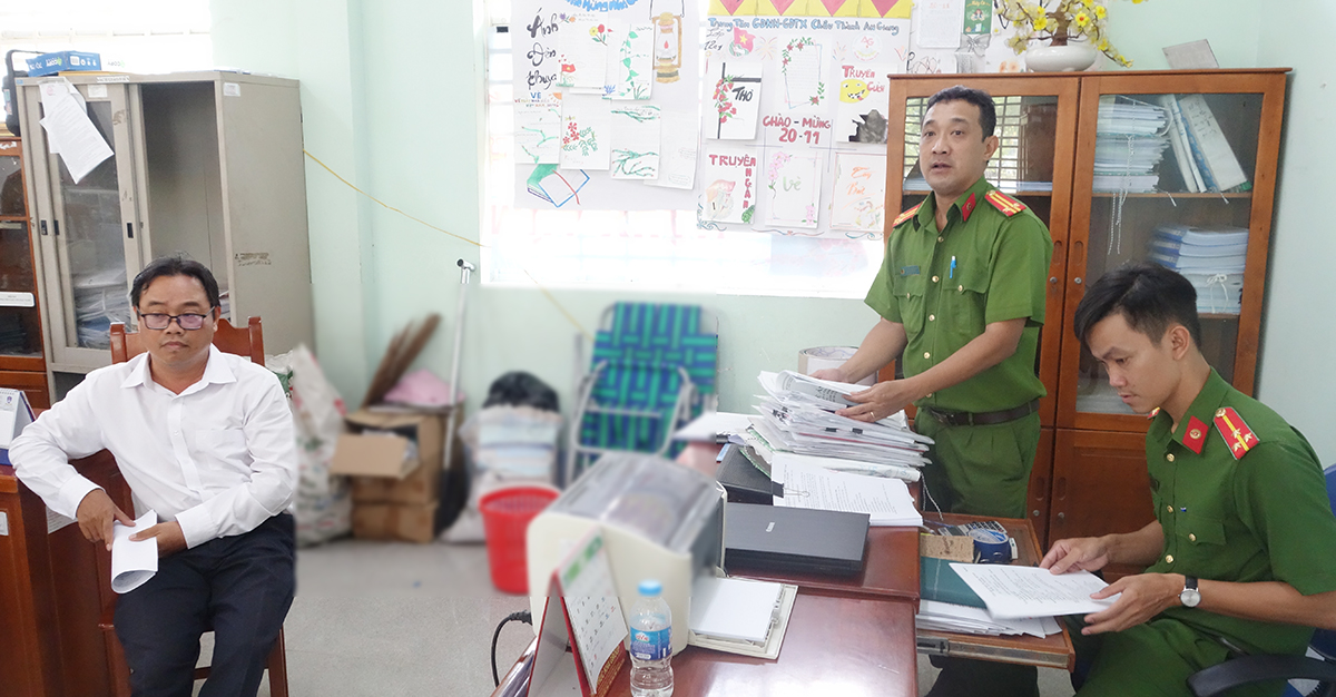 Bắt tạm giam An Giang: Khám xét nơi ở và nơi làm việc của 2 bị can - Ảnh 3.