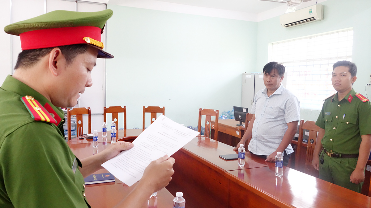 Bắt tạm giam An Giang: Khám xét nơi ở và nơi làm việc của 2 bị can - Ảnh 1.