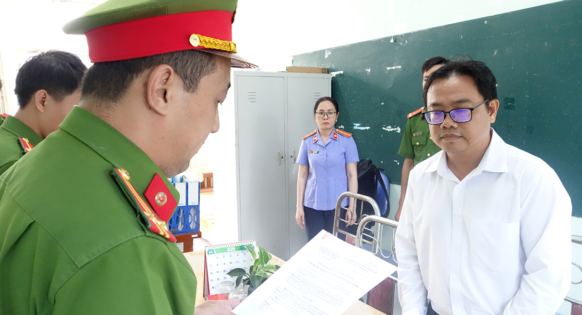 Bắt tạm giam An Giang: Khám xét nơi ở và nơi làm việc của 2 bị can - Ảnh 2.