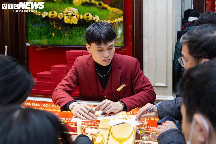 Lãi đậm sau 1 tháng mua vàng: Nhiều người chốt lời - Ảnh 1.