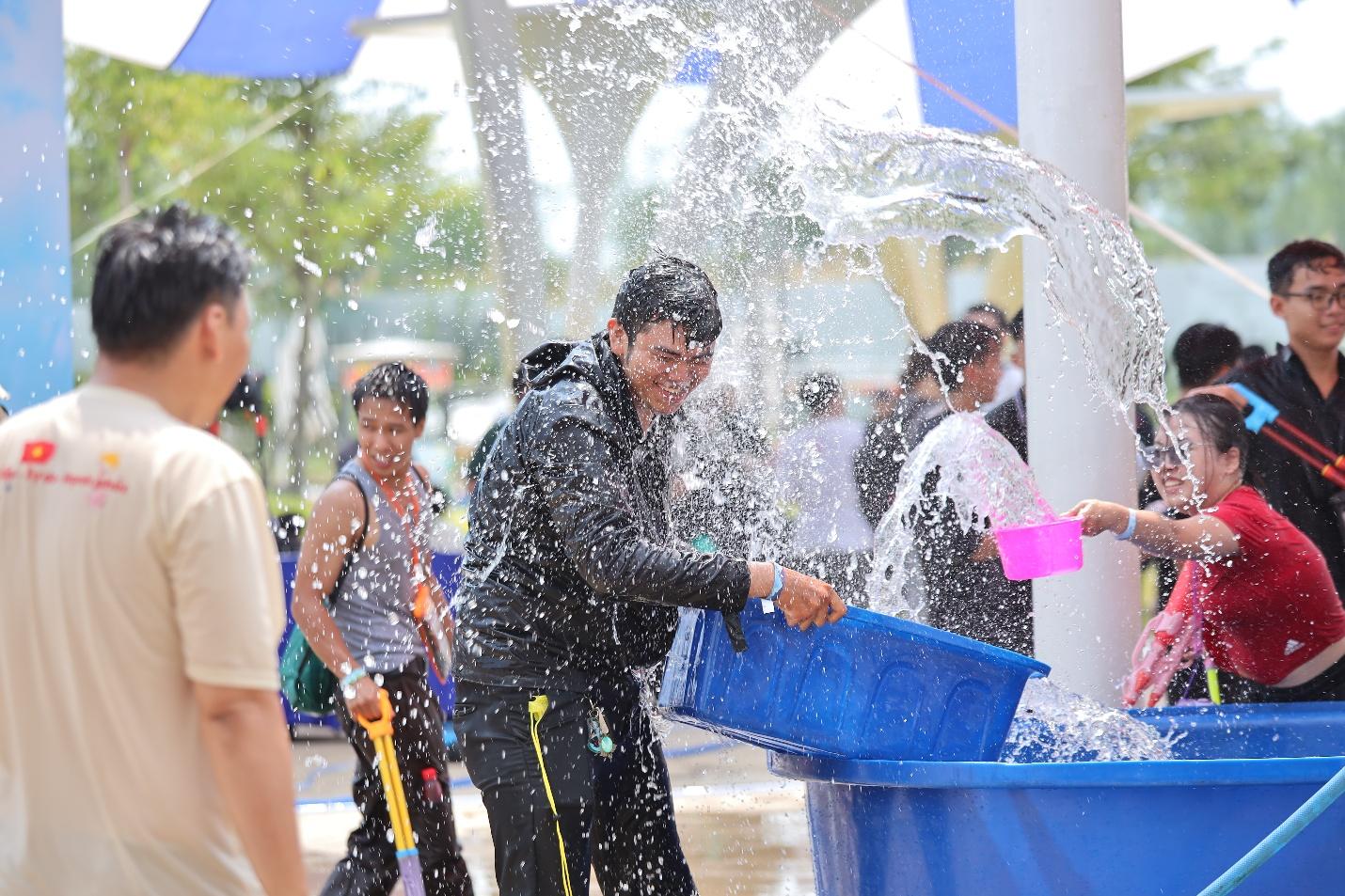 Đại hội t&eacute; nước Splash Fest 2025 trở lại ho&agrave;nh tr&aacute;ng khuấy đảo m&ugrave;a h&egrave; - Ảnh 3.