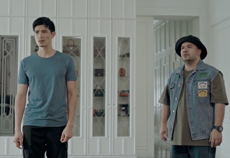 Cô giúp việc thường xuyên khoe quà, hoa trên trang cá nhân, vô tình thấy bức ảnh chụp tay người tặng mà tôi chết điếng: Họp gia đình gấp - Ảnh 1.