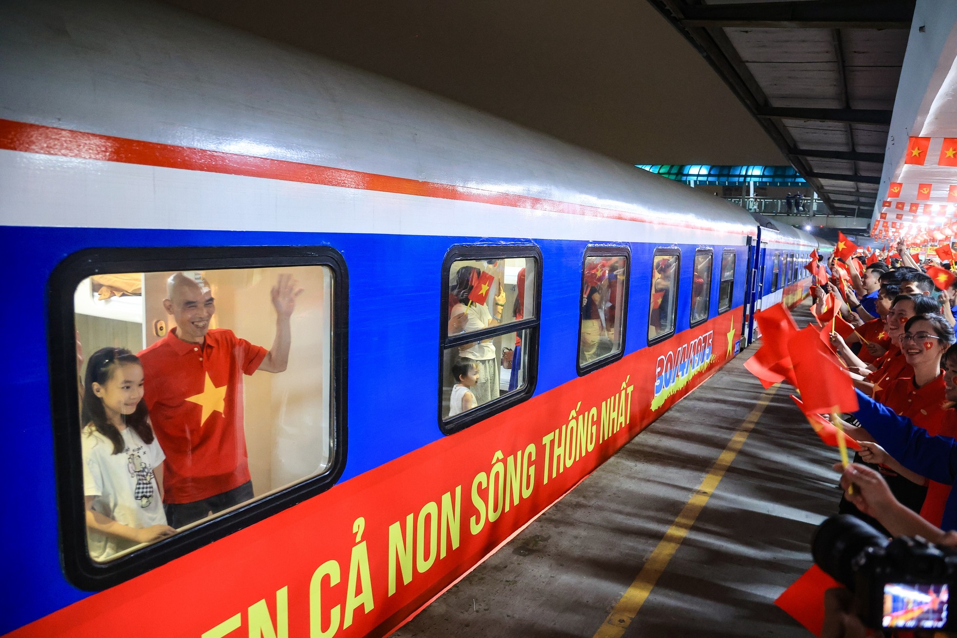 Xúc động hình ảnh đoàn tàu Thống Nhất kỷ niệm 50 năm giải phóng miền Nam - Ảnh 2.