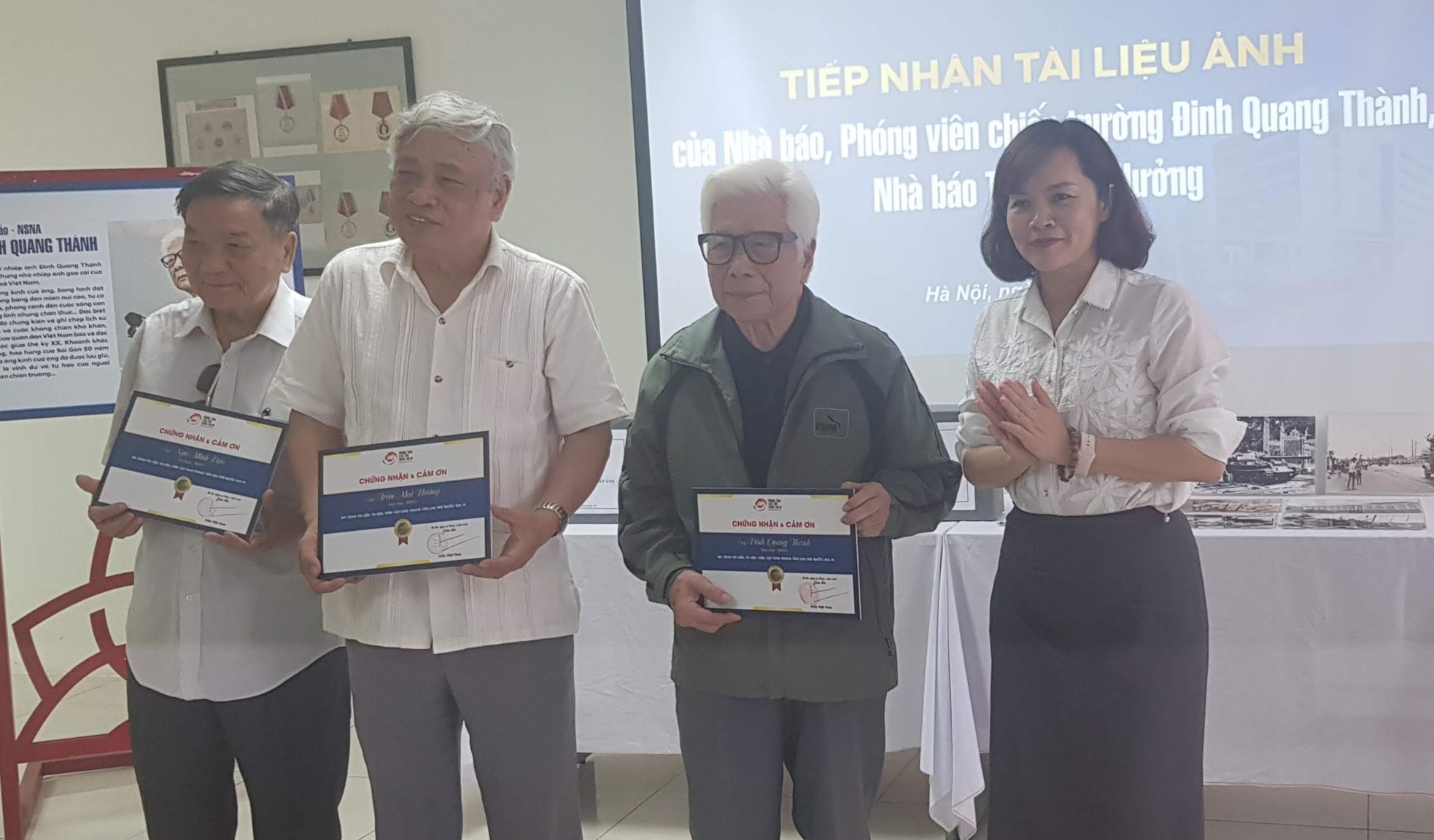 Tiếp nhận bức ảnh lịch sử ' Xe tăng tiến vào Dinh Độc Lập ' ngày 30 / 4 / 1975 - Ảnh 1. Tiếp nhận bức ảnh lịch sử ' Xe tăng tiến vào Dinh Độc Lập ' ngày 30 / 4 / 1975 - Ảnh 1.