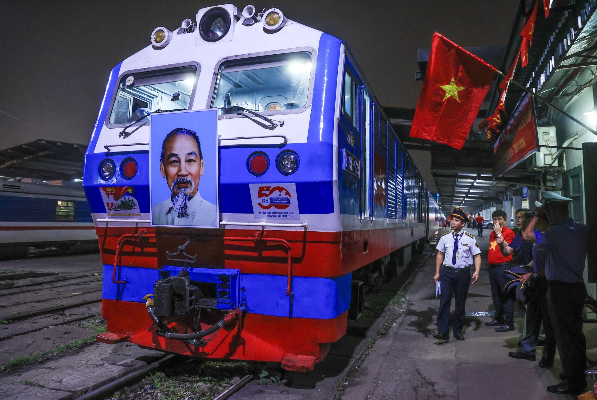 Xúc động hình ảnh đoàn tàu Thống Nhất kỷ niệm 50 năm giải phóng miền Nam - Ảnh 1.