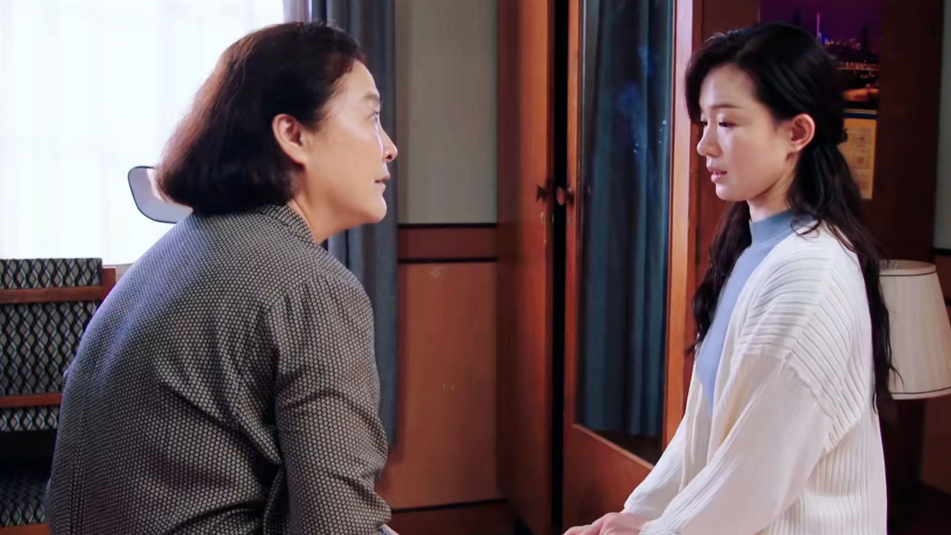 Linh tính mách bảo, tôi check camera và phát hiện phòng bếp mù mịt khói đen, vội chạy về nhà, mẹ chồng còn ngơ ngác hỏi sao về sớm thế!- Ảnh 1.