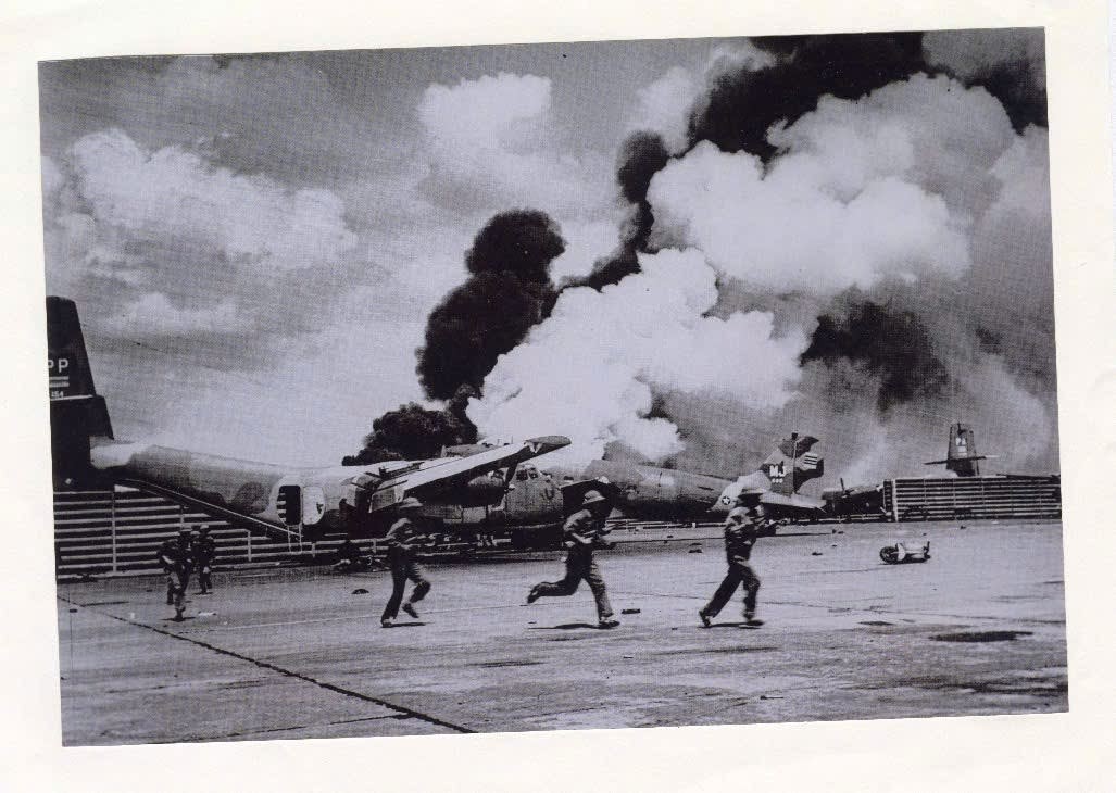 Tiếp nhận bức ảnh lịch sử ' Xe tăng tiến vào Dinh Độc Lập ' ngày 30 / 4 / 1975 - Ảnh 3. Tiếp nhận bức ảnh lịch sử ' Xe tăng tiến vào Dinh Độc Lập ' ngày 30 / 4 / 1975 - Ảnh 3.