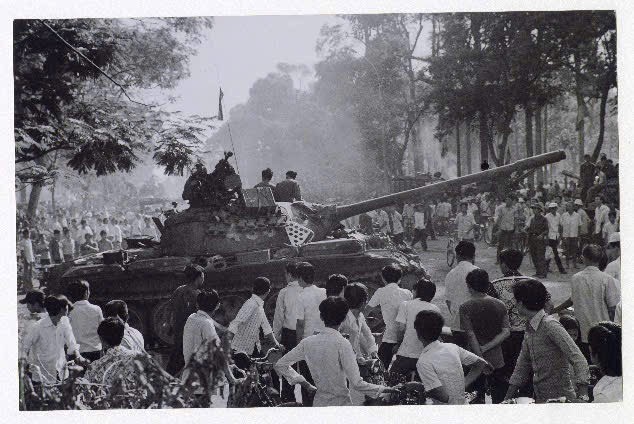 Tiếp nhận bức ảnh lịch sử ' Xe tăng tiến vào Dinh Độc Lập ' ngày 30 / 4 / 1975 - Ảnh 4. Tiếp nhận bức ảnh lịch sử ' Xe tăng tiến vào Dinh Độc Lập ' ngày 30 / 4 / 1975 - Ảnh 4.