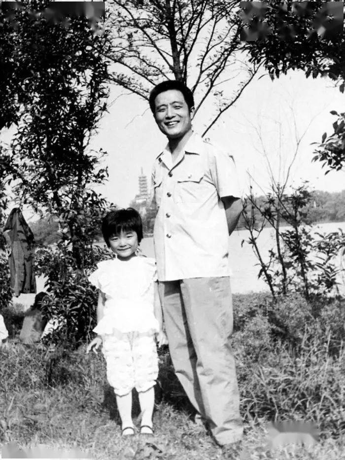 Bộ ảnh bố và con gái chụp ở cùng 1 địa điểm, cùng 1 ngày suốt 40 năm: Xem đến cuối ai cũng bật khóc- Ảnh 4. Bộ ảnh bố và con gái chụp ở cùng 1 địa điểm, cùng 1 ngày suốt 40 năm: Xem đến cuối ai cũng bật khóc- Ảnh 4.