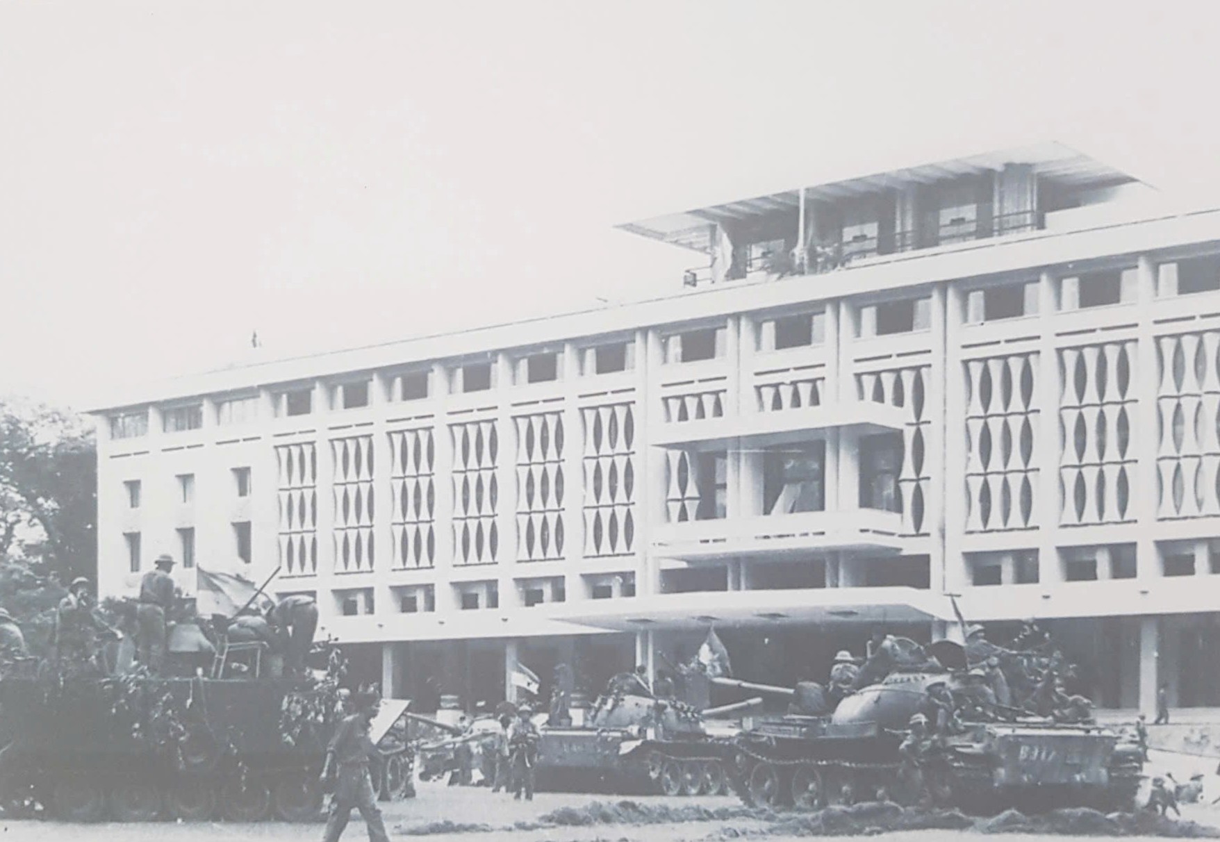 Tiếp nhận bức ảnh lịch sử ' Xe tăng tiến vào Dinh Độc Lập ' ngày 30 / 4 / 1975 - Ảnh 5. Tiếp nhận bức ảnh lịch sử ' Xe tăng tiến vào Dinh Độc Lập ' ngày 30 / 4 / 1975 - Ảnh 5.