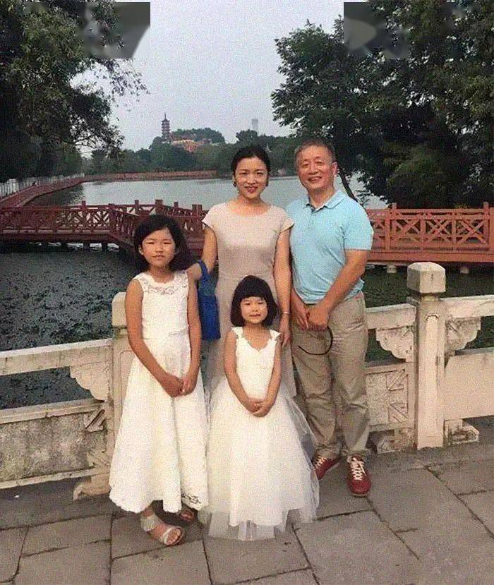 Bộ ảnh bố và con gái chụp ở cùng 1 địa điểm, cùng 1 ngày suốt 40 năm: Xem đến cuối ai cũng bật khóc- Ảnh 17. Bộ ảnh bố và con gái chụp ở cùng 1 địa điểm, cùng 1 ngày suốt 40 năm: Xem đến cuối ai cũng bật khóc- Ảnh 17.