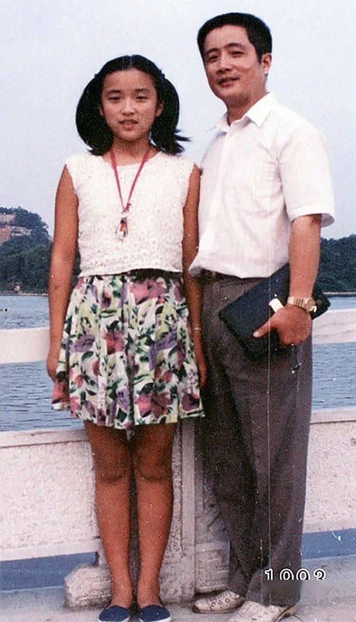 Bộ ảnh bố và con gái chụp ở cùng 1 địa điểm, cùng 1 ngày suốt 40 năm: Xem đến cuối ai cũng bật khóc- Ảnh 11. Bộ ảnh bố và con gái chụp ở cùng 1 địa điểm, cùng 1 ngày suốt 40 năm: Xem đến cuối ai cũng bật khóc- Ảnh 11.