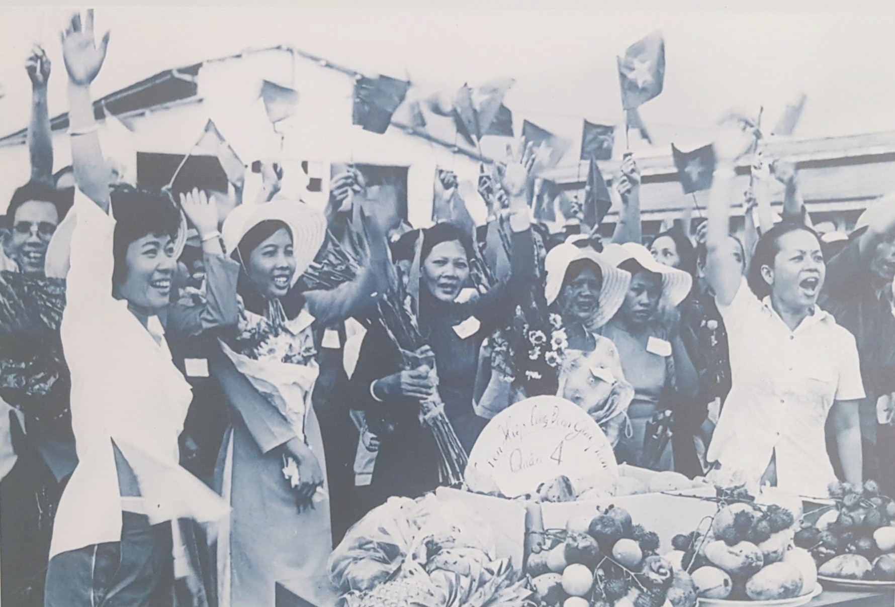 Tiếp nhận bức ảnh lịch sử ' Xe tăng tiến vào Dinh Độc Lập ' ngày 30 / 4 / 1975 - Ảnh 7. Tiếp nhận bức ảnh lịch sử ' Xe tăng tiến vào Dinh Độc Lập ' ngày 30 / 4 / 1975 - Ảnh 7.