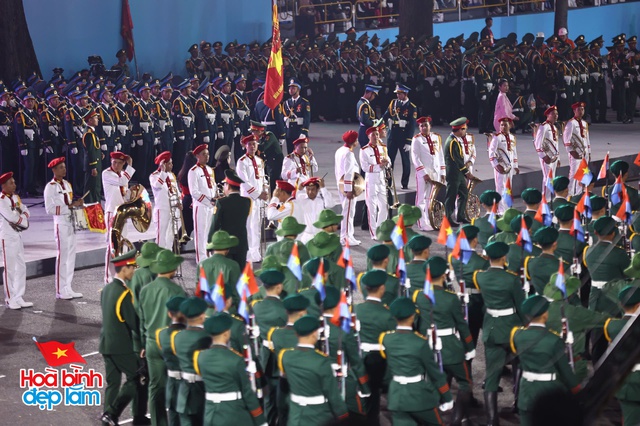 5h sáng: Các khối diễu binh bắt đầu tập kết tại lễ đài chính trên đường Lê Duẩn, an ninh thắt chặt trước giờ khai mạc- Ảnh 31.